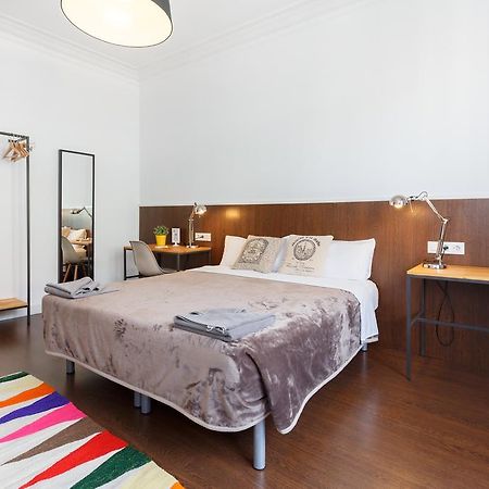 Apartemen 185 m² dengan 8 kamar tidur dan 4 kamar mandi pribadi di Eixample Barcelona Bagian luar foto