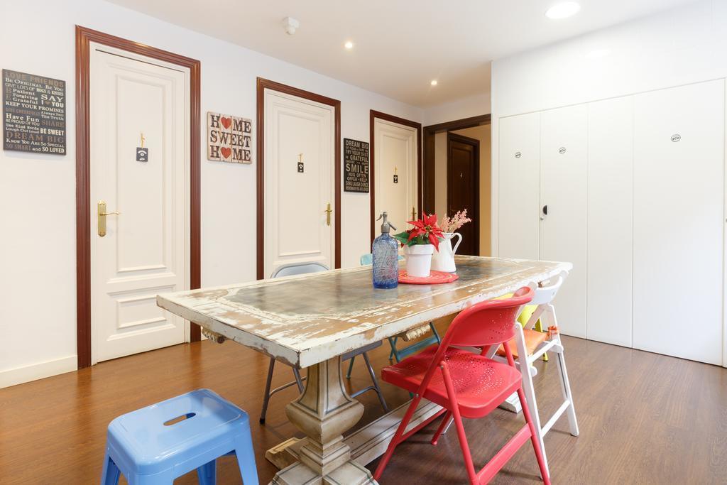 Apartemen 185 m² dengan 8 kamar tidur dan 4 kamar mandi pribadi di Eixample Barcelona Bagian luar foto