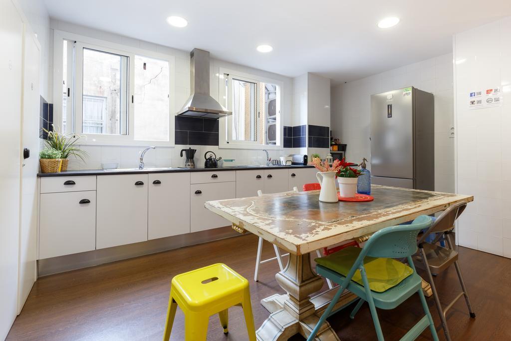 Apartemen 185 m² dengan 8 kamar tidur dan 4 kamar mandi pribadi di Eixample Barcelona Bagian luar foto