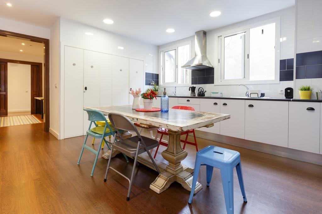 Apartemen 185 m² dengan 8 kamar tidur dan 4 kamar mandi pribadi di Eixample Barcelona Bagian luar foto