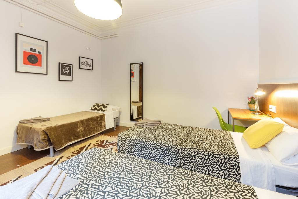 Apartemen 185 m² dengan 8 kamar tidur dan 4 kamar mandi pribadi di Eixample Barcelona Bagian luar foto