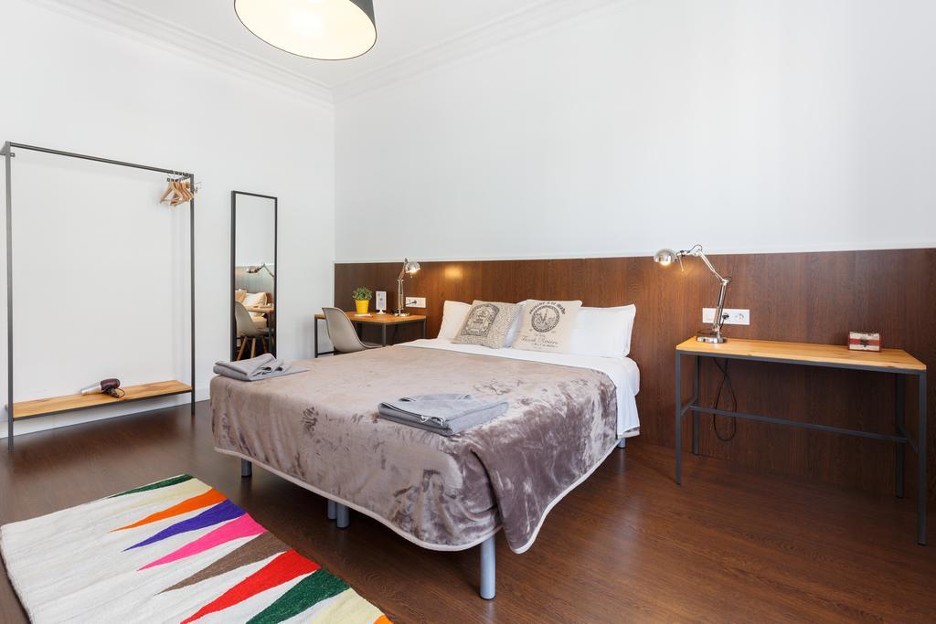 Apartemen 185 m² dengan 8 kamar tidur dan 4 kamar mandi pribadi di Eixample Barcelona Bagian luar foto