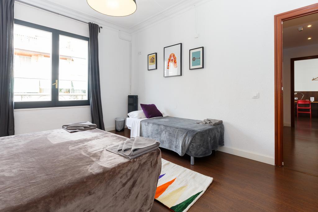 Apartemen 185 m² dengan 8 kamar tidur dan 4 kamar mandi pribadi di Eixample Barcelona Bagian luar foto