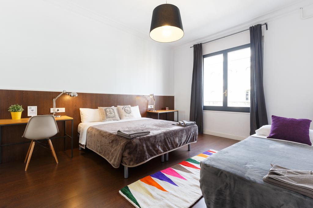 Apartemen 185 m² dengan 8 kamar tidur dan 4 kamar mandi pribadi di Eixample Barcelona Bagian luar foto