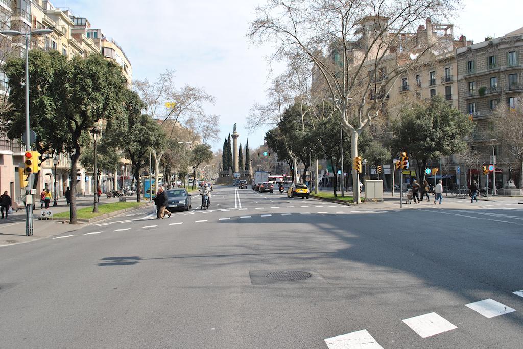 Apartemen 185 m² dengan 8 kamar tidur dan 4 kamar mandi pribadi di Eixample Barcelona Bagian luar foto